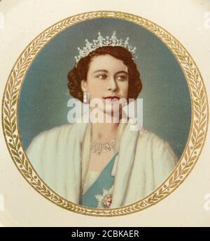 La regina Elisabetta II Coronation 2 giugno 1953 ritratto su un souvenir vintage Portland Ware Tin Plate. La giovane regina Elisabetta OMERO SYKES Foto Stock