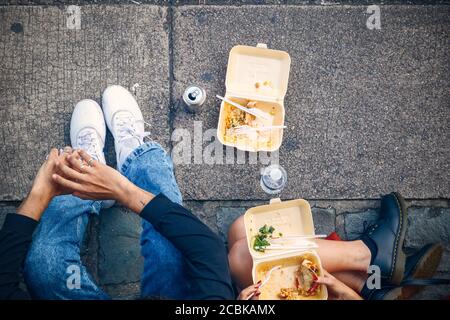 Concetto, vista dall'alto dei turisti che mangiano cibo da asporto in strada al mercato Camden di Londra Foto Stock