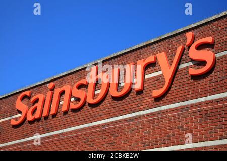 Portsmouth, Regno Unito, 22 aprile 2011 : il logo di Sainsbury's pubblicità segno fuori del suo negozio di supermercato di affari al dettaglio nel centro città stock foto Foto Stock