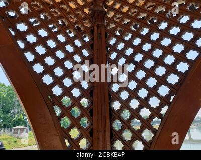 Opere in legno sul fiume, scultura in legno di colore marrone. L'arte di legno è l'artigianato più conosciuto visto nelle industrie del cottage. Legno primario usato per questo mestiere. Foto Stock