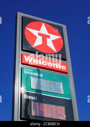 Londra, UK, 2 giugno 2011 : il logo Texaco firma pubblicità presso il suo garage di stazione di servizio commerciale al dettaglio sulla Western Avenue mostrando la sua pompa di benzina pr Foto Stock