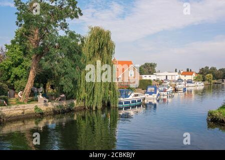 East Anglia paesaggio, vista in estate di barche ormeggiate lungo il fiume Waveney sul lato Norfolk del fiume, Beccles, East Anglia, Inghilterra, Regno Unito Foto Stock