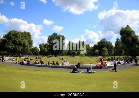 Londra, UK, giu 11, 2011 : la Diana, Princess of Wales Memorial Fountain in Hyde Park che è una destinazione turistica popolare Landma Foto Stock