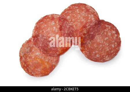 Studio di salame tagliato a fette contro un bianco Sfondo - John Gollop Foto Stock