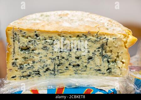 Mezza ruota di formaggio a stampo blu cucina francese Foto Stock