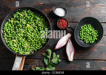 Tradizionale inglese funghi Peas ingredienti per pesce e patatine in friggere la padella e i piselli in una ciotola con pepe di scalogno alla menta e vista dal cielo salato sul vecchio pub Foto Stock