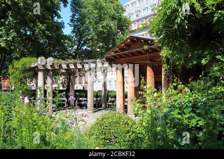 Londra, Regno Unito - 24 luglio 2011: Il Garden Memorial di Grosvenor Square, dedicato alle 67 vittime britanniche dell'attacco terroristico di settembre 11 a New Foto Stock