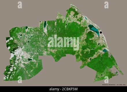 Forma di Mullaitivu, distretto dello Sri Lanka, con la sua capitale isolata su uno sfondo di colore pieno. Immagini satellitari. Rendering 3D Foto Stock