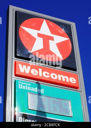 Londra, UK, 2 giugno 2011 : il logo Texaco firma pubblicità presso il suo garage di stazione di servizio commerciale al dettaglio sulla Western Avenue mostrando la sua pompa di benzina pr Foto Stock