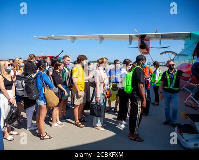 Kiev, Ucraina - 27 giugno 2020: I passeggeri saliscono a bordo dell'aereo. Persone mascherate salite a bordo del volo. Aeroporto Boryspil, aereo Windrose Airlines. Pista. Viaggi Foto Stock