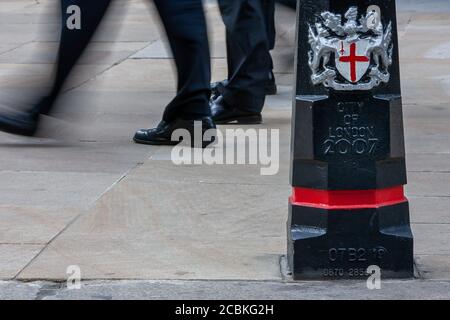 Distintiva città di Londra si trova sulla strada vicino a Threadneedle Via nel miglio quadrato della città di Londra dopo il cru di credito Foto Stock