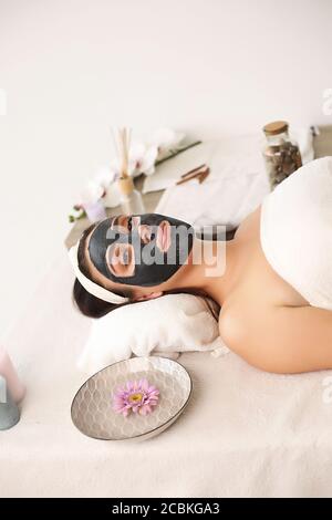 Concetto di Spa. Giovane donna con nutriente maschera facciale in un salone di bellezza, vicino fino Foto Stock