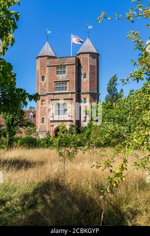 La torre elisabettiana al Castello di Sissinghurst dal frutteto in estate, Kent, Inghilterra Foto Stock