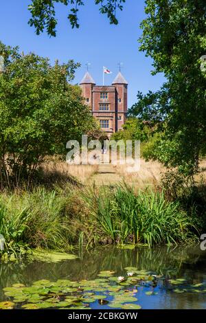 La torre elisabettiana al Castello di Sissinghurst dal fossato in estate, Kent, Inghilterra Foto Stock