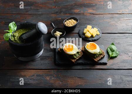 Шефдшфт иreakfast con pesto e uova Foto Stock