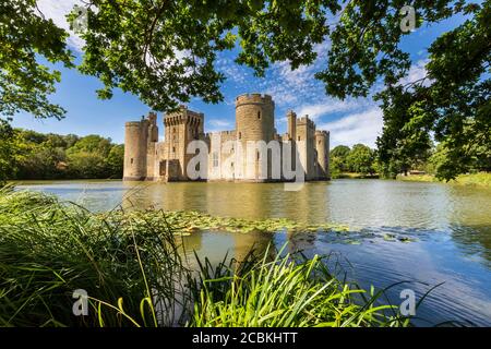 Castello di Bodiam e fossato difensivo a Sussex, Inghilterra Foto Stock