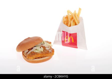 McDonald’s McChicken Chicken Sandwich con patatine fritte o patatine Foto Stock