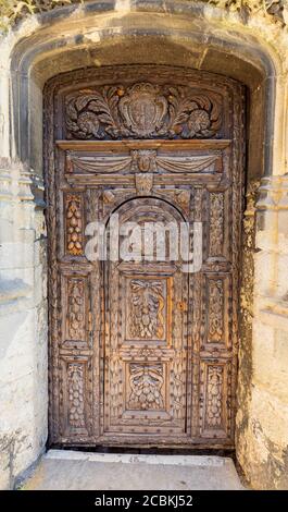 La porta d'ingresso ornata in quercia intagliata della porta di Christchurch presso la Cattedrale di Canterbury, Inghilterra Foto Stock