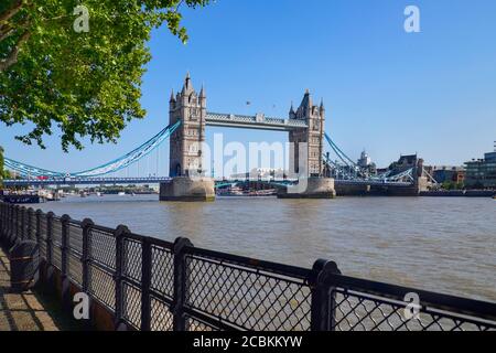 Inghilterra, Londra, Vista del Tower Bridge e del Tamigi dalla banchina della Torre di Londra. Foto Stock