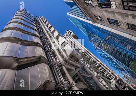 Inghilterra, Londra, Lloyds Building, vista angolare dal livello della strada. Foto Stock