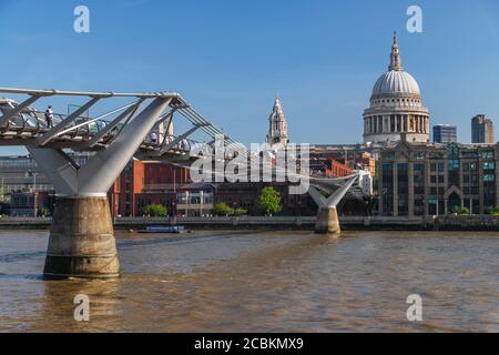 Inghilterra, Londra, vista mattutina del Millennium Bridge e del Tamigi verso la Cattedrale di St Paul. Foto Stock