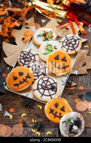 Biscotti colorati smerigliati per un Halloween felice Foto Stock