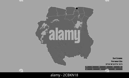 Forma desaturata del Suriname con la sua capitale, la principale divisione regionale e la zona separata di Saramacca. Etichette. Mappa elevazione bilivello. Rendering 3D Foto Stock