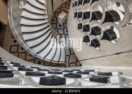 Inghilterra, Londra, Tate Britain, guardando giù sulla scala moderna dalla rotonda di entrata. Foto Stock