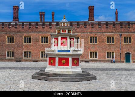 Inghilterra, Richmond sul Tamigi. Hampton Court Palace, base Court e la Fontana del vino. Foto Stock