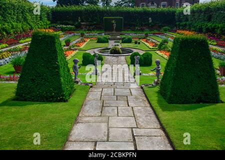 Inghilterra, Richmond sul Tamigi. Hampton Court Palace, il Pond Garden. Foto Stock