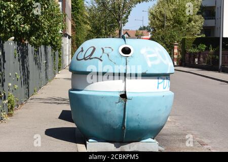 Contenitore per il riciclaggio dei rifiuti blu a forma di sfera per rifiuti di vetro all'esterno nella strada vuota fuori dalle case residenziali di Colmar, Francia. Foto Stock