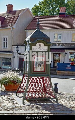 Vecchia scatola telefonica pubblica svedese, Gamleby, Svezia Foto Stock