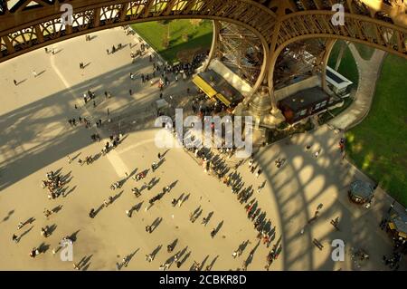 Turisti sotto la Torre Eiffel a Parigi Foto Stock