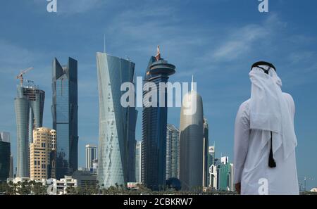 Doha in Qatar. Uomo arabo indossando il tradizionale copricapo, il kaffiya  o ghutra, sormontato dal cavo nero noto come un (agal egal Foto stock -  Alamy