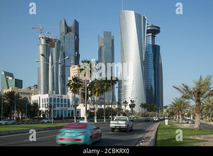 Strada e grattacieli del centro di Doha, Qatar Foto Stock