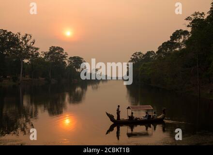 Tramonto sopra fossato, Angkor Thom, Angkor, Siem Reap, Cambogia Foto Stock