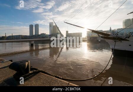 Veduta del Museo Fragata Sarmiento e del lontano ponte pedonale Puente de la Mujer, Puerto Madero, Buenos Aires, Argentina Foto Stock