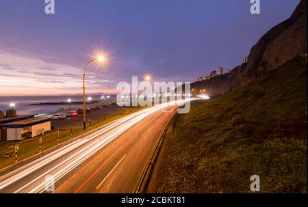 Autostrada lungo Costa Verde di notte, Miraflores, Lima, Perù, Sud America Foto Stock