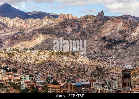 Vista a distanza di la Paz e le montagne, Bolivia, Sud America Foto Stock