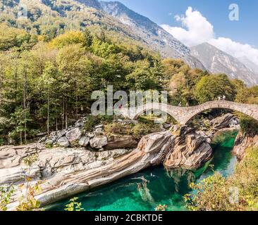 Ponte dei salti sul fiume Verzasca vicino a Lazertezzo, Ticino, Svizzera Foto Stock