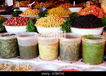 Cibo fresco in vendita nel mercato marocchino Foto Stock