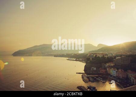 Vista del porto verso Napoli al tramonto, Sorrento, Italia Foto Stock