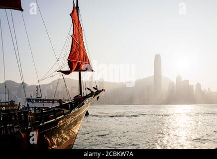 Vela tradizionale cinese spazzatura nel porto di Hong Kong, Hong Kong, Cina Foto Stock