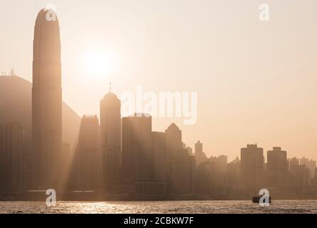 Vista dell'IFC Building e dello skyline di Hong Kong all'alba, Hong Kong Harbour, Hong Kong, Cina Foto Stock