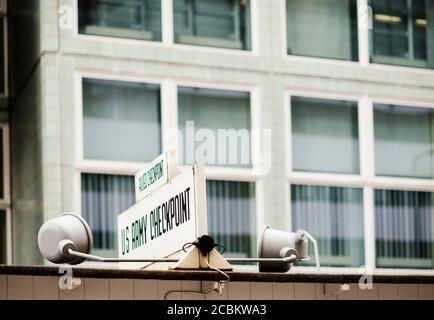Primo piano della segnaletica al Checkpoint Charlie, Berlino, Germania Foto Stock
