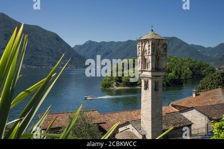 Vista in elevazione dei tetti e del campanile di Ossuccio, Lago di Como, Italia Foto Stock