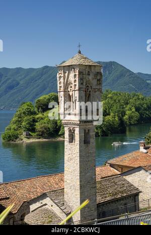 Vista elevata sul campanile di Ossuccio, Lago di Como, Italia Foto Stock