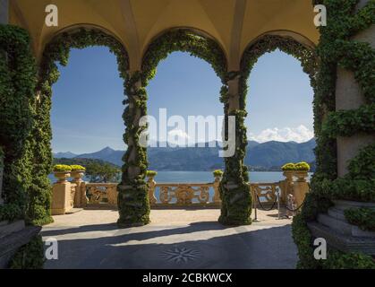 Archi nel giardino terrazzato di Villa del Balbianello, Lago di Como, Italia Foto Stock