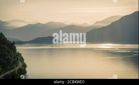 Alba su nebbie montagne, Lago di Como, Italia Foto Stock