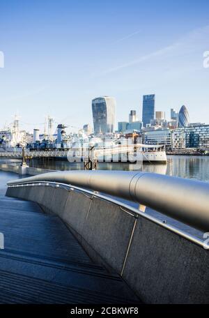Paesaggio urbano e skyline da More London Place, Londra, Regno Unito Foto Stock
